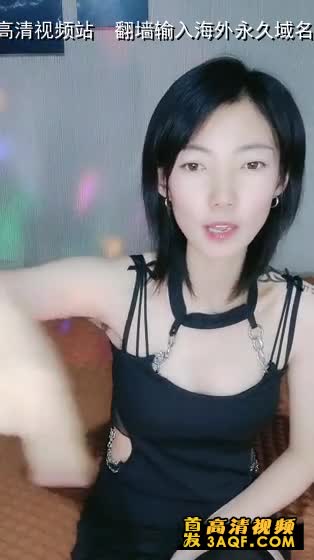 气质甜美短发小姐姐！苗条身材贫乳！吊带黑丝袜美腿，扭腰摆臀风骚，炮友扶腰站立后入